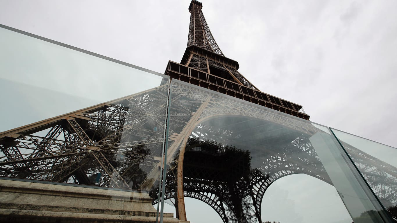 Kugelsichere Glaswand schützt Eiffelturm