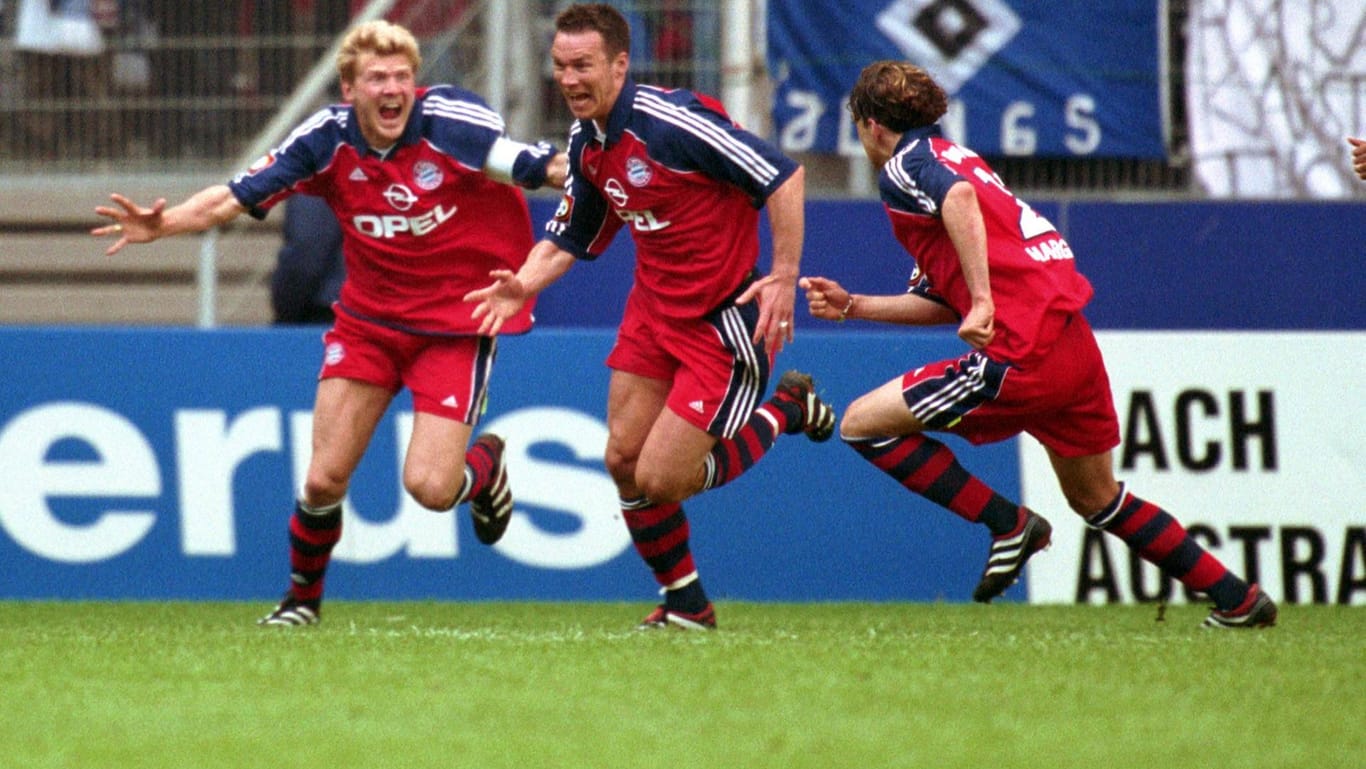 Bundesliga-Geschichte: Andersson (M.) jubelt mit Effenberg und Hargreaves über sein Meister-Tor 2001.