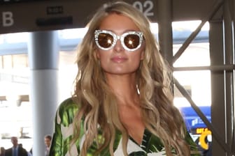 Paris Hilton: Die Hotelerbin mit Bling-Bling-Brille und Palmenkleid.