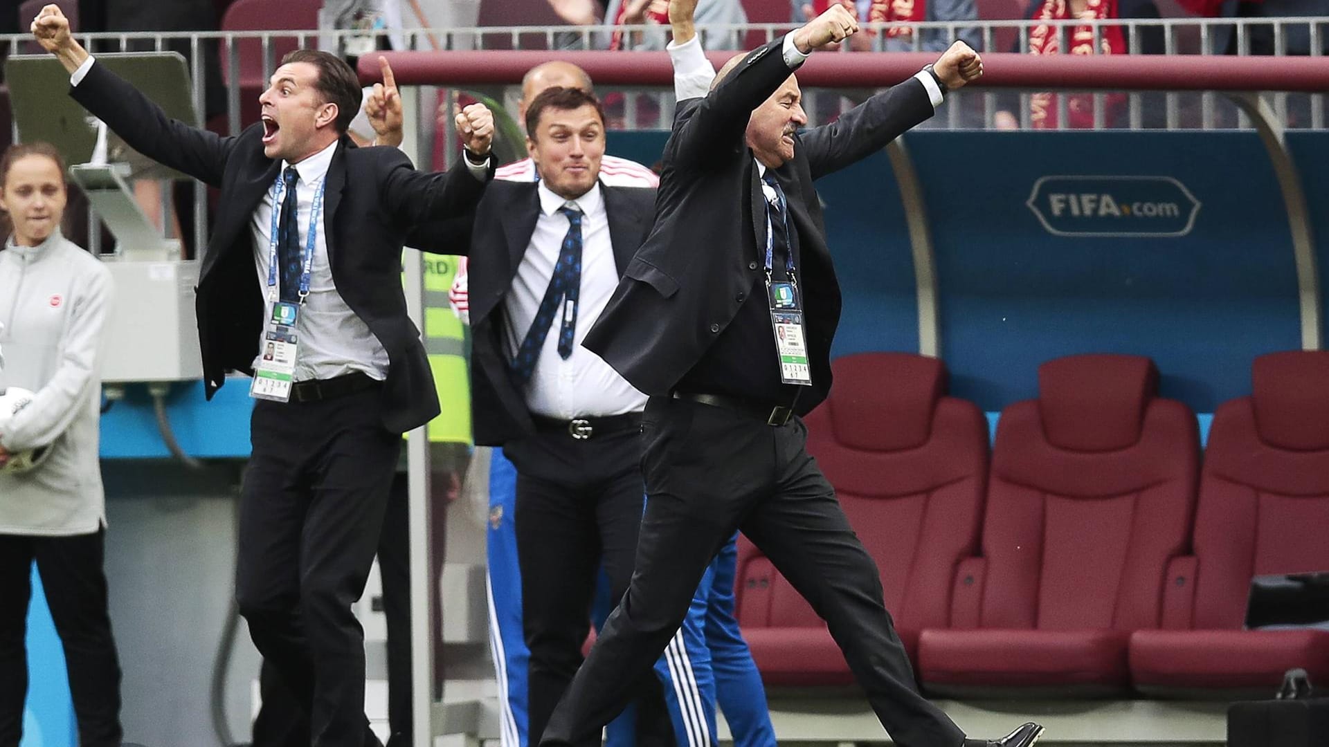 Russlands Trainer Stanislaw Tschertschessow (r.) hielt es während des Spiels nicht auf seinem Sitz.