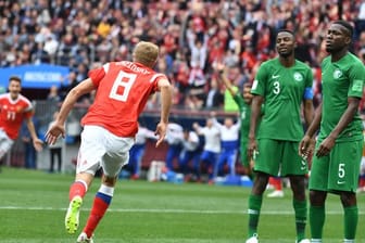 Russlands Torschütze Juri Gasinski (l) bejubelt das erste Tor der WM in Russland.