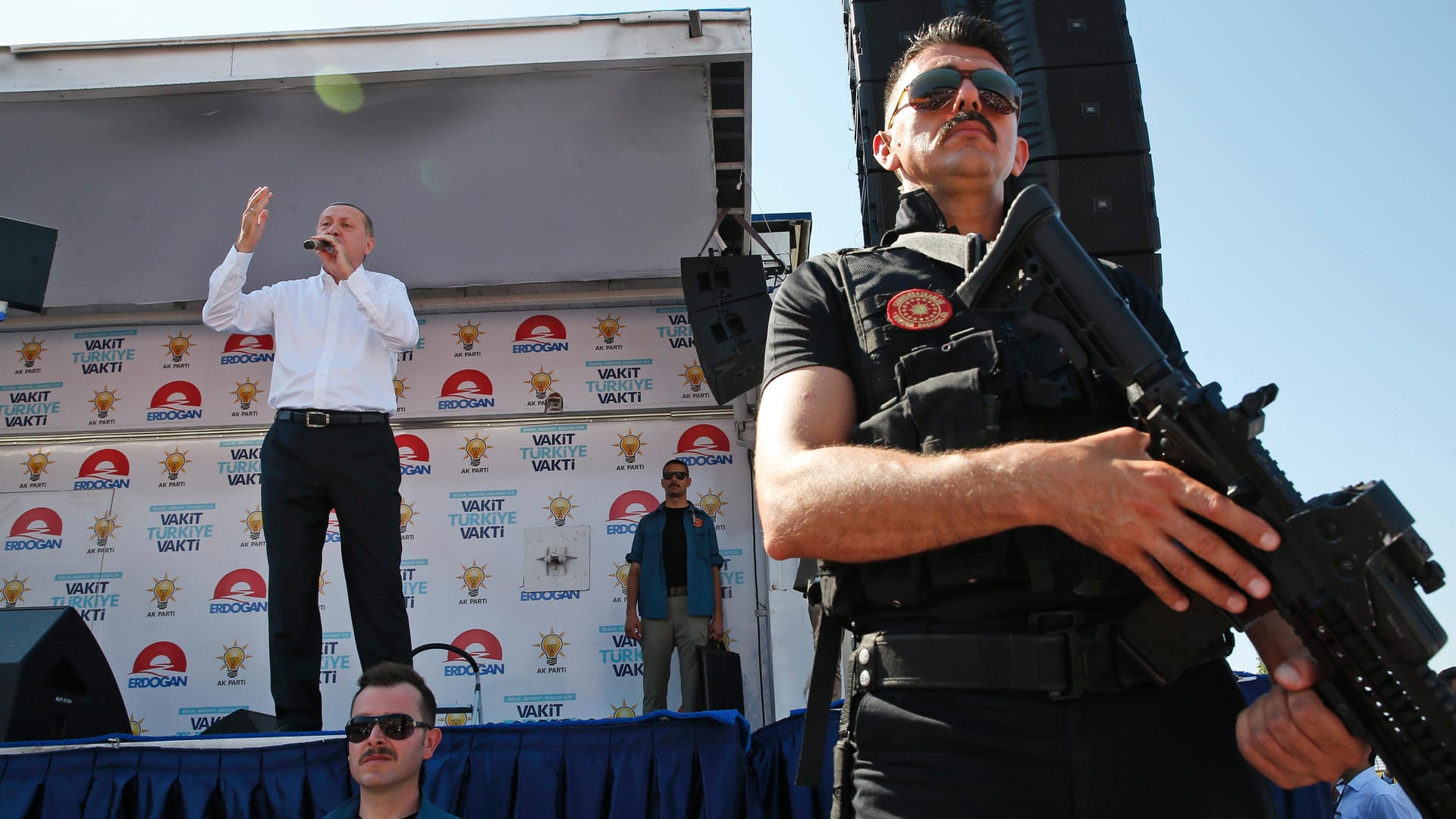 Ein bewaffneter Polizist bewacht Präsident Erdogan: In der Türkei stehen am 24. Juni vorgezogene Parlaments- und Präsidentschaftswahlen an. (Archivbild) Ein bewaffneter Polizist bewacht Präsident Erdogan: In der Türkei stehen am 24. Juni vorgezogene Parlaments- und Präsidentschaftswahlen an. (Archivbild)