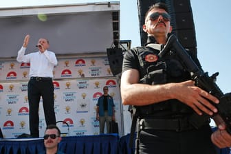 Ein bewaffneter Polizist bewacht Präsident Erdogan: In der Türkei stehen am 24. Juni vorgezogene Parlaments- und Präsidentschaftswahlen an. (Archivbild)
