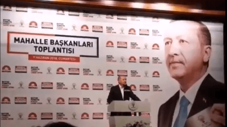 Der türkische Präsident Recep Tayyip Erdogan bei seiner Ansprache an Funktionäre seiner AKP. Die für Führungskader gedachte Ansprache ist an die Öffentlichkeit gelangt.