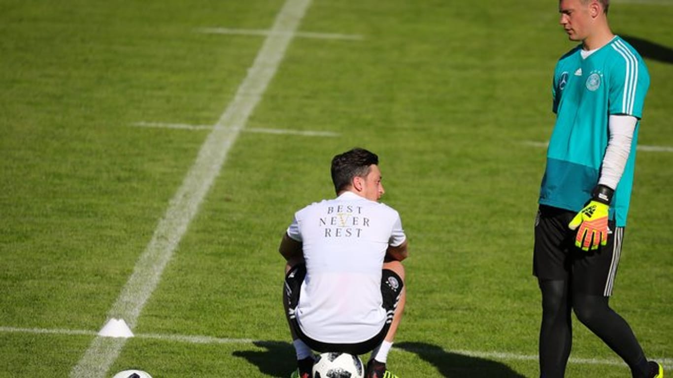 Stärkt Mesut Özil den Rücken: DFB-Kapitän Manuel.