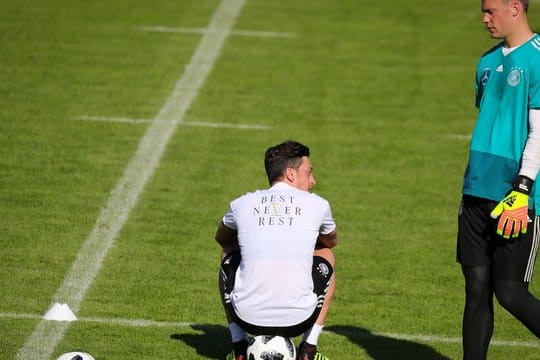 Stärkt Mesut Özil den Rücken: DFB-Kapitän Manuel.