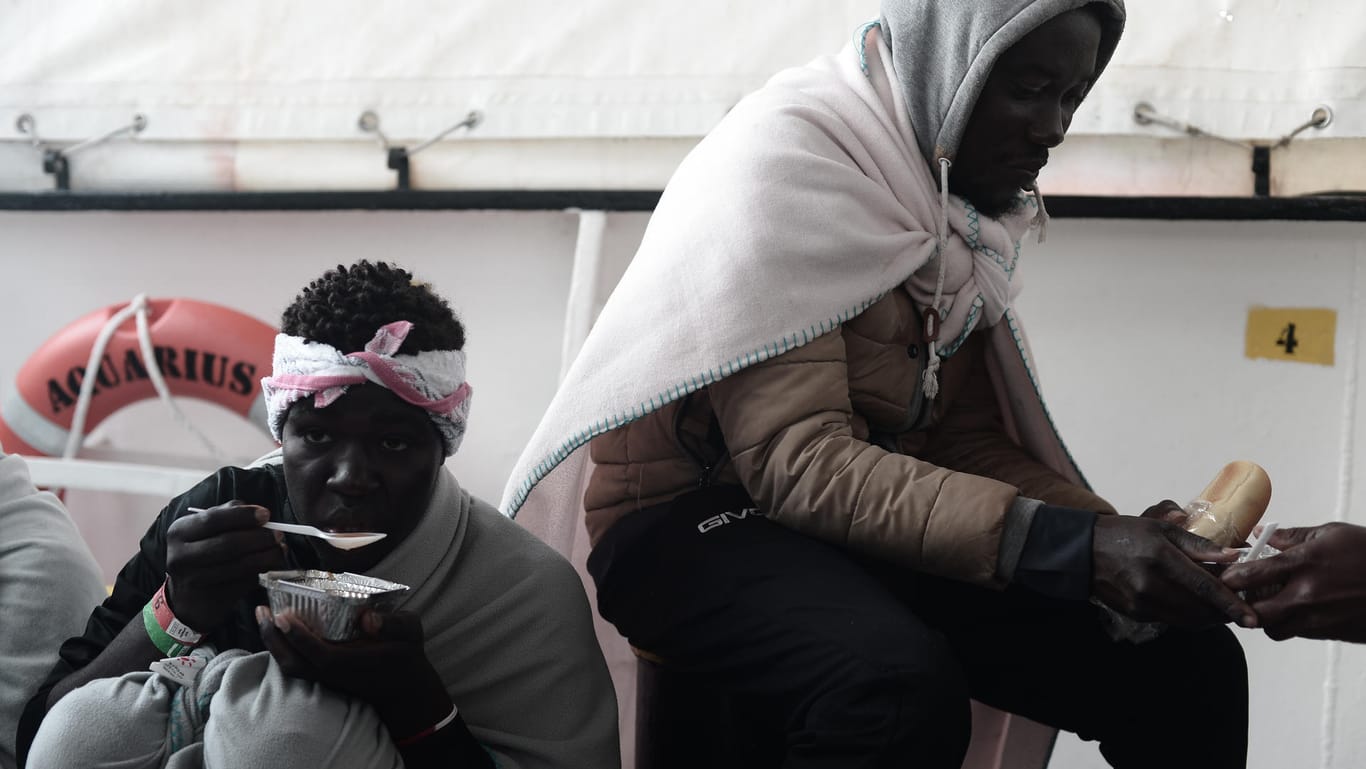 Flüchtlinge auf "Aquarius": Frankreich bietet Spanien seine Hilfe bei der Aufnahme von Asylbewerbern an.