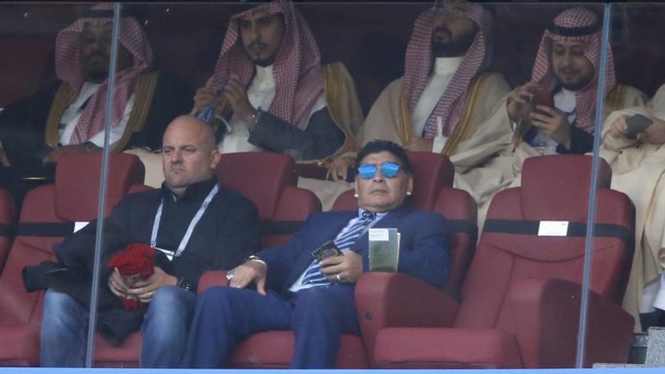 Fand erst über Umwege zu seinem Platz beim WM-Eröffnungsspiel: Diego Maradona (r).