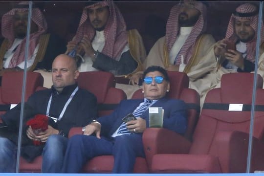 Fand erst über Umwege zu seinem Platz beim WM-Eröffnungsspiel: Diego Maradona (r).