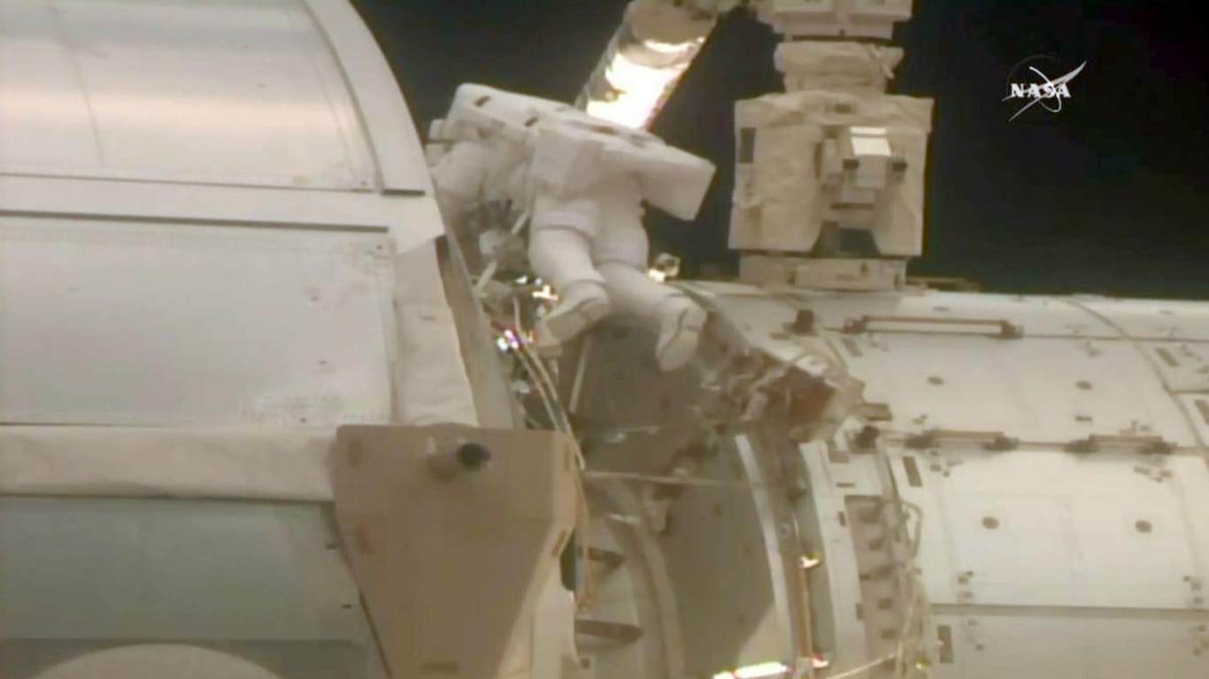 Ein US-Astronaut arbeitet während des Außeneinsatzes an der ISS: Mit der Hilfe des deutschen Astronauten Alexander Gerst haben Drew Feustel und Ricky Arnold die Raumstation gewartet.