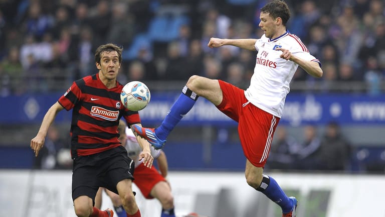 Berg (r.) 2012 am Ball für den HSV. Mittlerweile spielt der Angreifer in den Vereinigten Arabischen Emiraten.