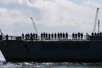 Fregatte "Sachsen" kehrt vom Mittelmeer-Einsatz zurück: Das Schiff hat bei der Operation Sophia Schleusernetzwerke aufgeklärt und zentrale Routen im Mittelmeer überwacht.