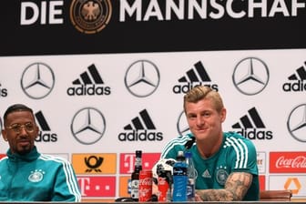 Sind bereit für den WM-Start gegen Mexiko: Jérôme Boateng (l) und Toni Kroos.