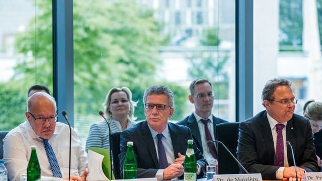 Peter Altmaier, ehemaliger Flüchtlingskoordinator im Kanzleramt und die früheren Bundesinnenminister Thomas de Maizière und Hans-Peter Friedrich im Innenausschuss des Bundestags zur Bamf-Affäre. Peter Altmaier, ehemaliger Flüchtlingskoordinator im Kanzleramt und die früheren Bundesinnenminister Thomas de Maizière und Hans-Peter Friedrich im Innenausschuss des Bundestags zur Bamf-Affäre.