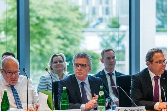 Peter Altmaier, ehemaliger Flüchtlingskoordinator im Kanzleramt und die früheren Bundesinnenminister Thomas de Maizière und Hans-Peter Friedrich im Innenausschuss des Bundestags zur Bamf-Affäre.