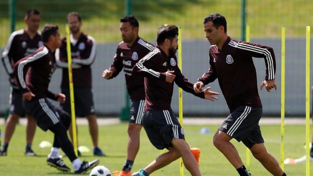 Die mexikanische Nationalmannschaft trainiert vor dem WM-Auftaktspiel gegen Deutschland unter Ausschluss der Öffentlichkeit. Die mexikanische Nationalmannschaft trainiert vor dem WM-Auftaktspiel gegen Deutschland unter Ausschluss der Öffentlichkeit.