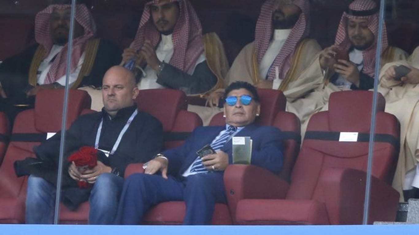 Diego Maradona verfolgt das Eröffnungsspiel der WM.