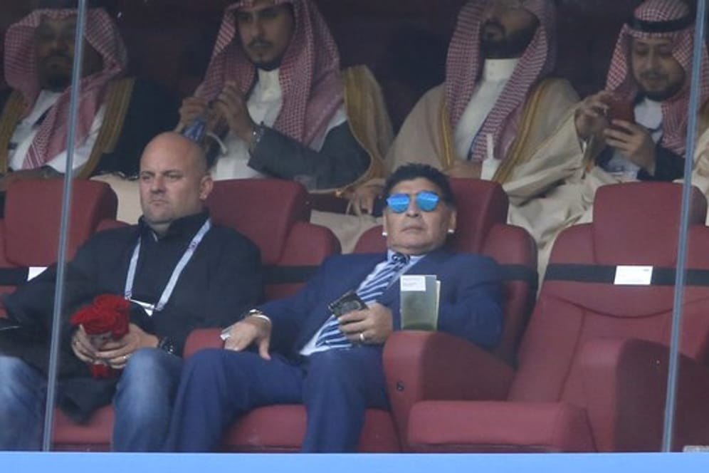 Diego Maradona verfolgt das Eröffnungsspiel der WM.