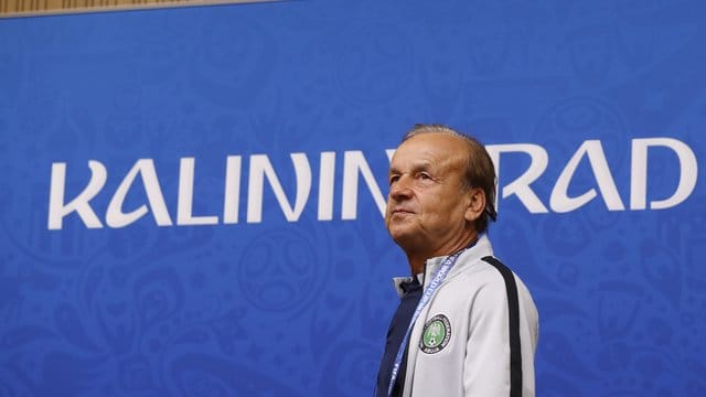 Nigerias Trainer Gernot Rohr begibt sich in Kaliningrad zur Pressekonferenz. Nigerias Trainer Gernot Rohr begibt sich in Kaliningrad zur Pressekonferenz.