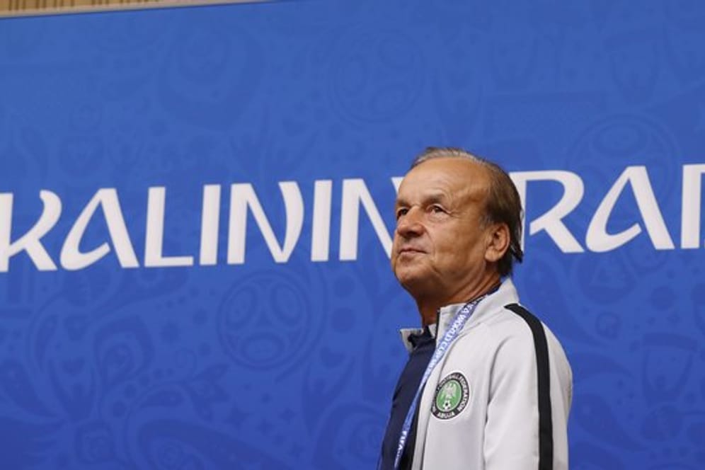 Nigerias Trainer Gernot Rohr begibt sich in Kaliningrad zur Pressekonferenz.