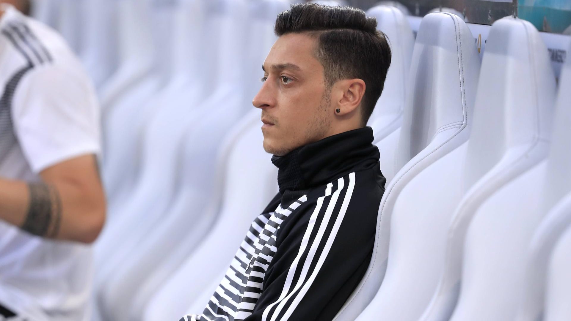 Steht nach dem gemeinsamen Foto mit dem türkischen Präsidenten Erdogan weiter in der Kritik: Mesut Özil. In der Vorbereitung war er zudem lange angeschlagen.