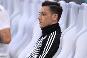 Steht nach dem gemeinsamen Foto mit dem türkischen Präsidenten Erdogan weiter in der Kritik: Mesut Özil. In der Vorbereitung war er zudem lange angeschlagen.