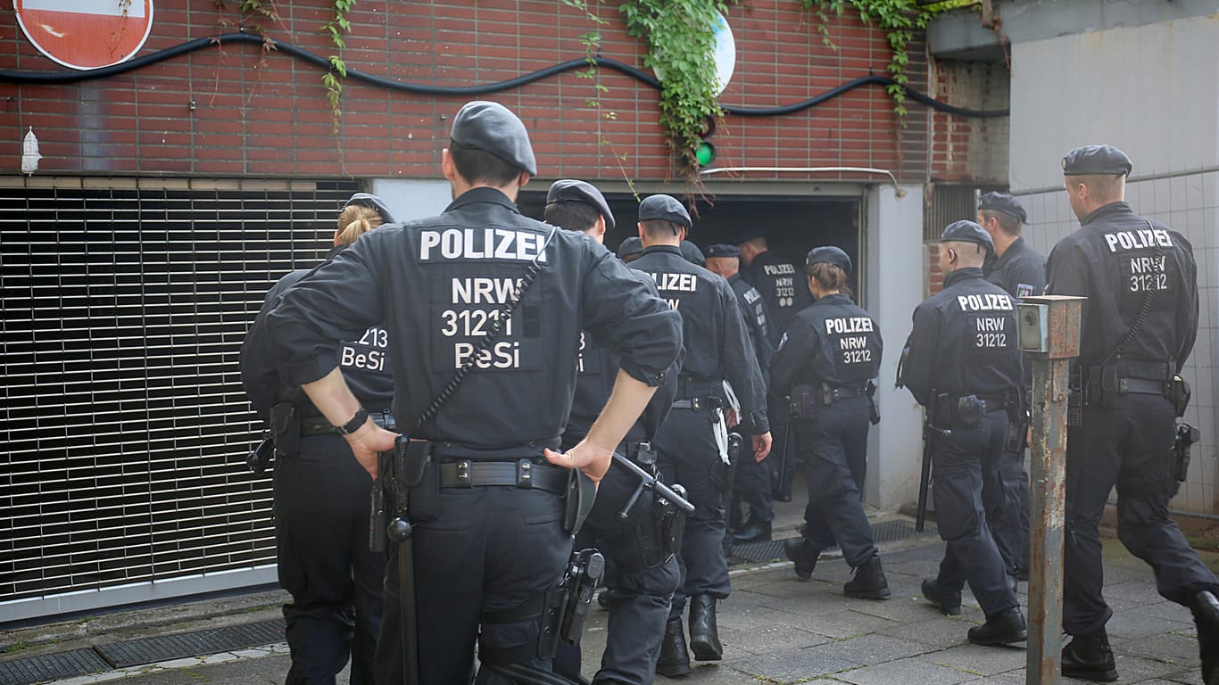 Polizisten vor dem Wohngebäude in Köln-Chorweiler, in dem das Gift Rizin gefunden worden war.