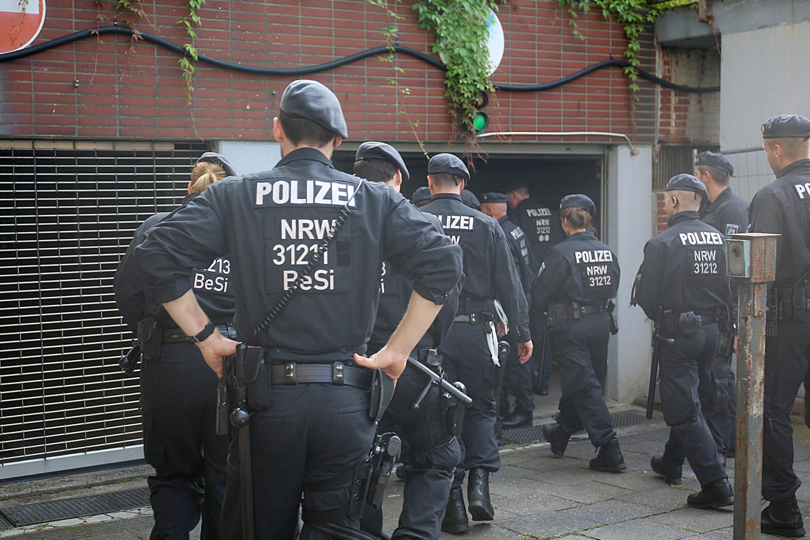 Polizisten vor dem Wohngebäude in Köln-Chorweiler, in dem das Gift Rizin gefunden worden war.