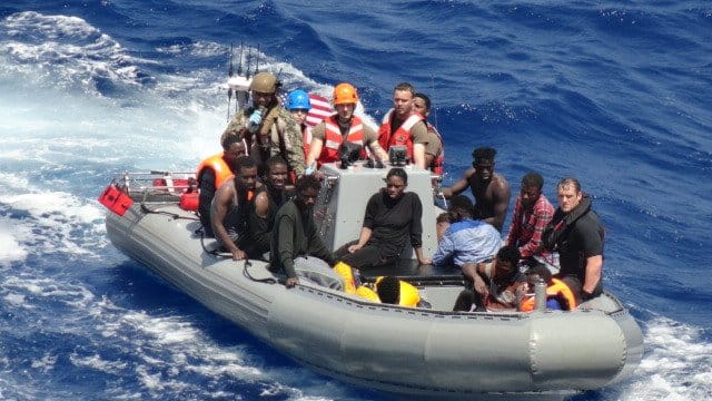 Vor der Küste Libyens bringen Matrosen des US-Marineschiffes "Trenton" Migranten in Sicherheit. Vor der Küste Libyens bringen Matrosen des US-Marineschiffes "Trenton" Migranten in Sicherheit.