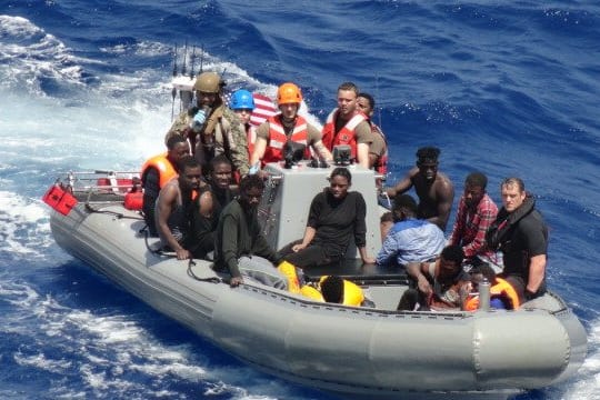 Vor der Küste Libyens bringen Matrosen des US-Marineschiffes "Trenton" Migranten in Sicherheit.