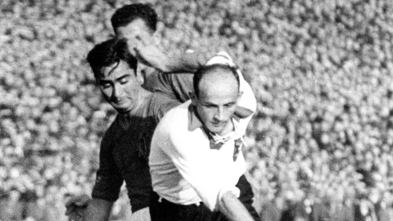 Der deutsche Nationalspieler Edmund Conen (vorne) im Zweikampf mit einem bulgarischen Spieler beim Länderspiel Deutschland gegen Bulgarien (7:3) am 20.10.1940 in München, bei dem er vier Tore erzielte.