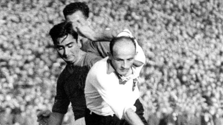 Der deutsche Nationalspieler Edmund Conen (vorne) im Zweikampf mit einem bulgarischen Spieler beim Länderspiel Deutschland gegen Bulgarien (7:3) am 20.10.1940 in München, bei dem er vier Tore erzielte.