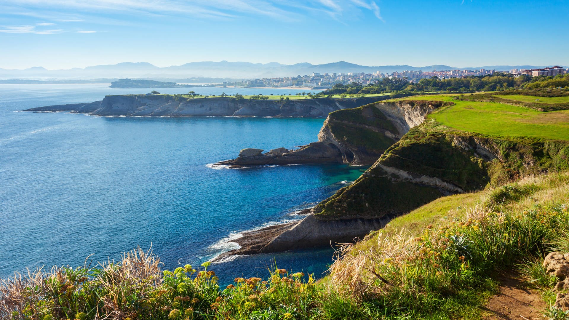 Blick von einer Klippe in Santander: Die Region hat viel schöne Natur zu bieten.