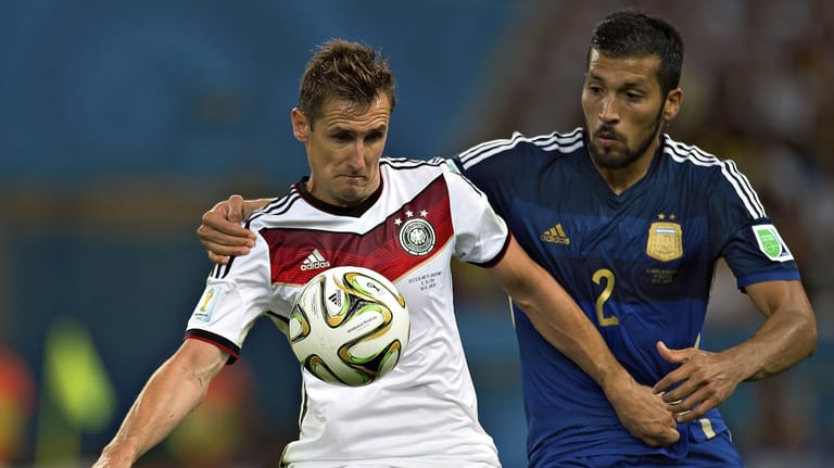 WM-Finale 2014: Miroslav Klose (links) im Duell mit Ezequiel Garay (Argentinien).