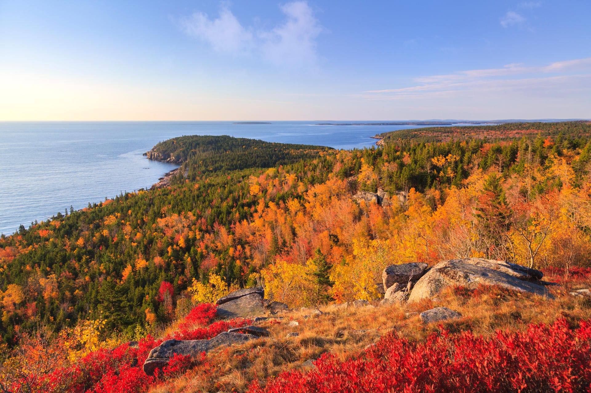 Acadia-Nationalpark: Er liegt an der Ostküste der USA und ist der einzige Nationalpark Neuenglands. Er ist bekannt für seine raue Landschaft und seine zerklüftete Felsküste.