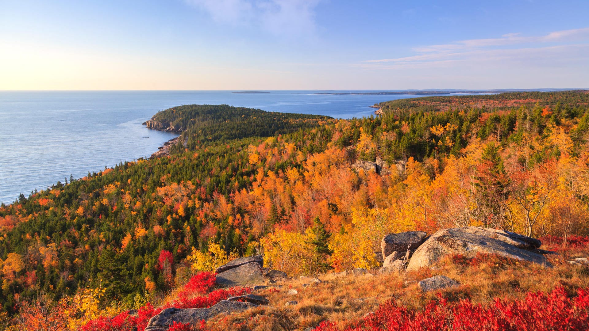 Acadia-Nationalpark: Er liegt an der Ostküste der USA und ist der einzige Nationalpark Neuenglands. Er ist bekannt für seine raue Landschaft und seine zerklüftete Felsküste.