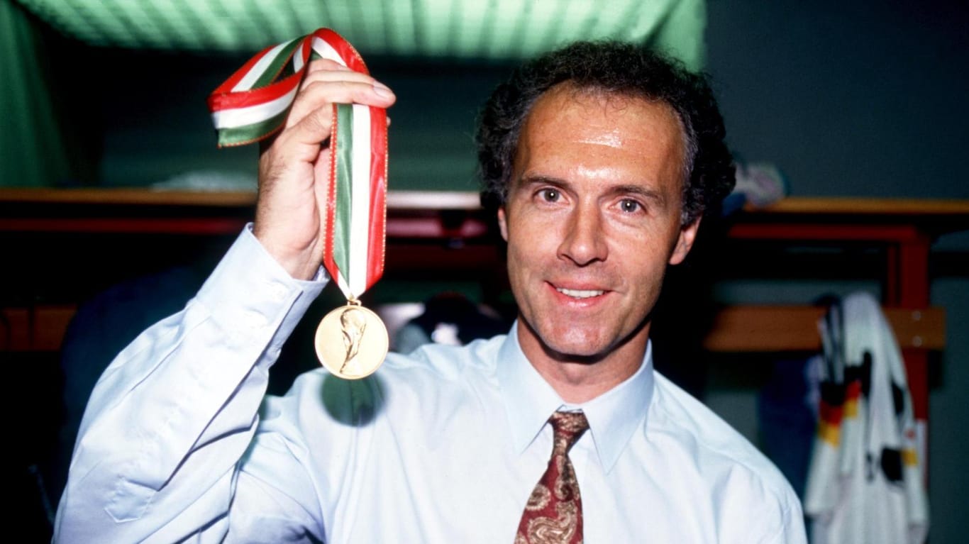 Franz Beckenbauer mit der WM-Medaille vom Triumph 1990.