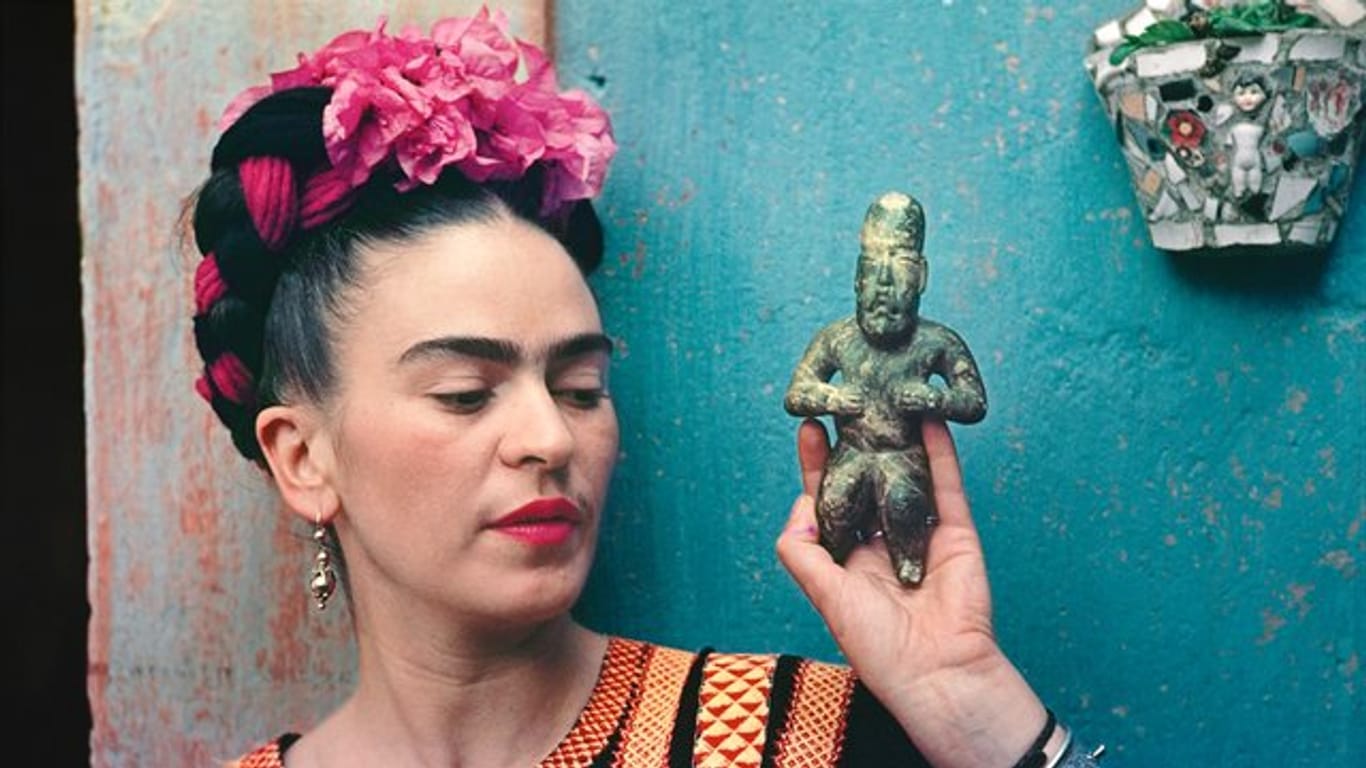 Frida Kahlo 1939 mit einer olmekischen Figur.