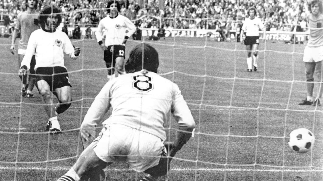 Paul Breitner verwandelt im Finale 1974 seinen Elfmeter gegen die Niederlande.