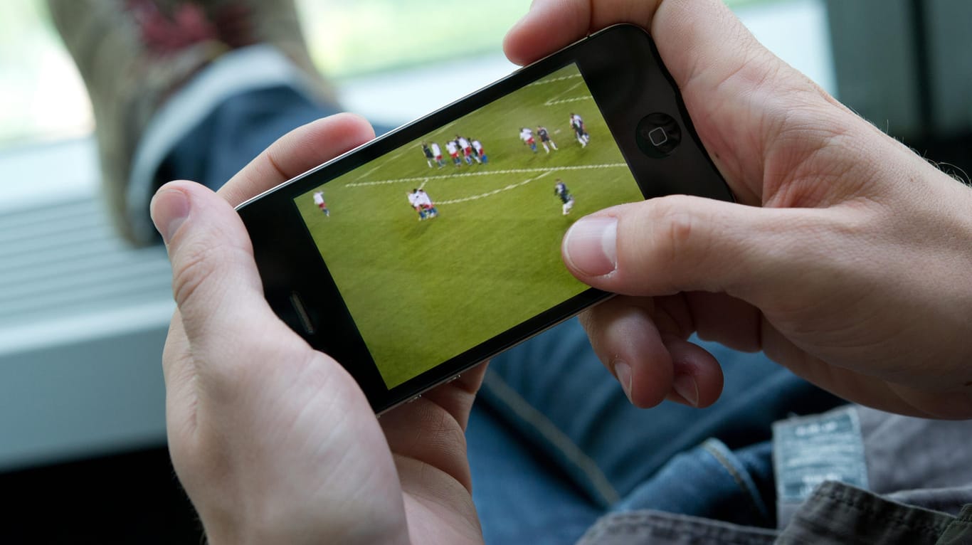 Fußballgucken auf dem Smartphone: Die Polizei Niedersachsen warnt vor dubiosen Streaming-Angeboten im Netz.