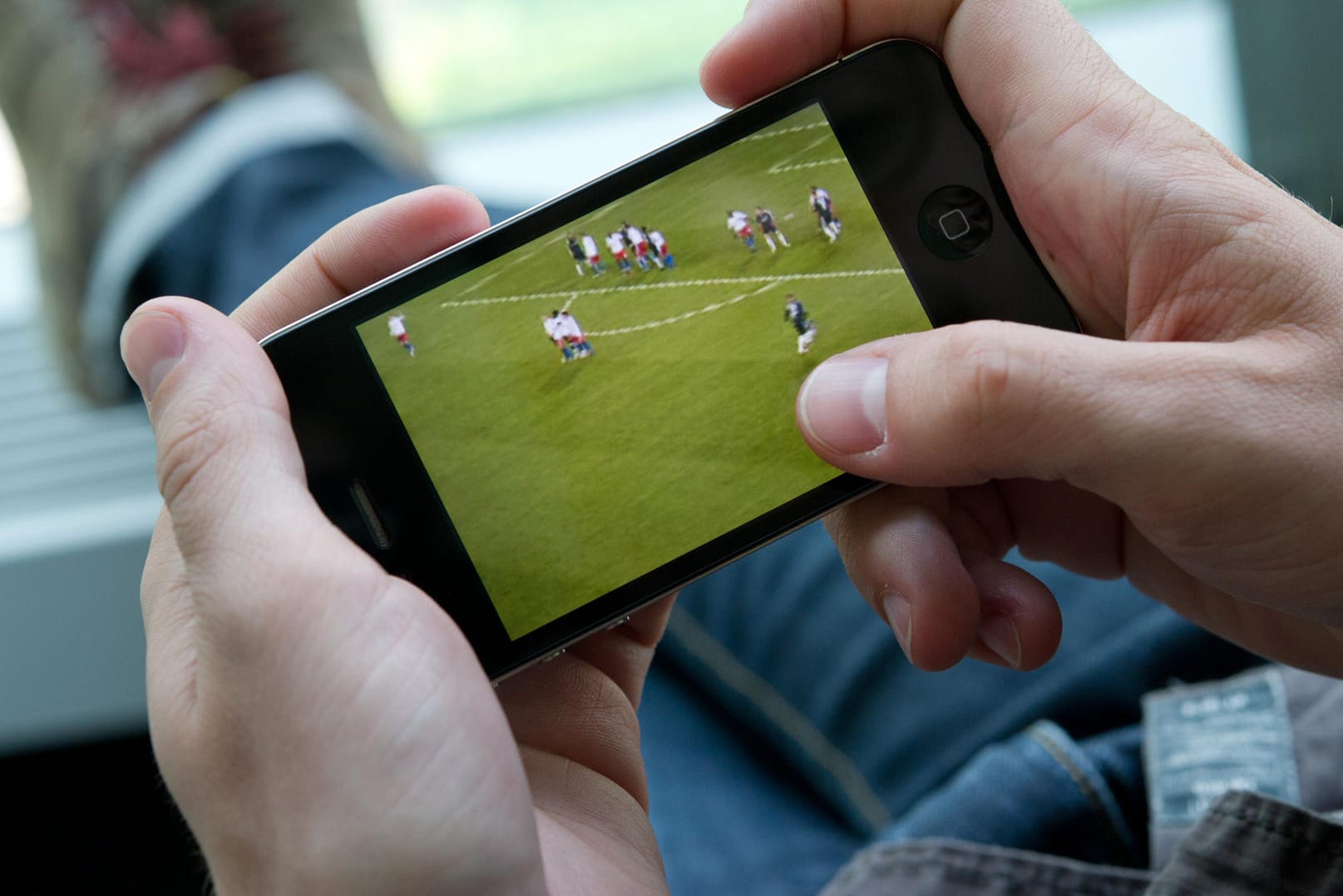Fußballgucken auf dem Smartphone: Die Polizei Niedersachsen warnt vor dubiosen Streaming-Angeboten im Netz.