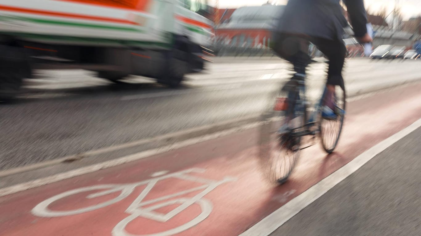 Radfahrer in Berlin: Im Straßenverkehr kann es manchmal ganz schön eng werden. (Symbolfoto)