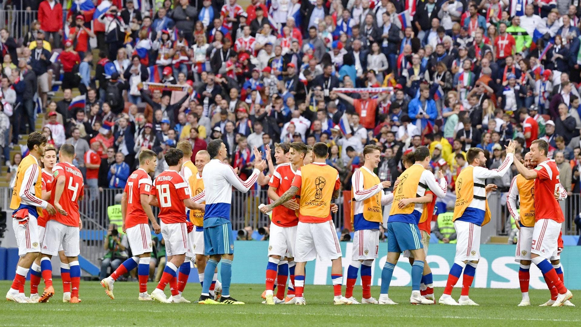 Die russische Mannschaft ist nach dem Sieg erleichtert, das Publikum jubelt. Die russische Mannschaft ist nach dem Sieg erleichtert, das Publikum jubelt.