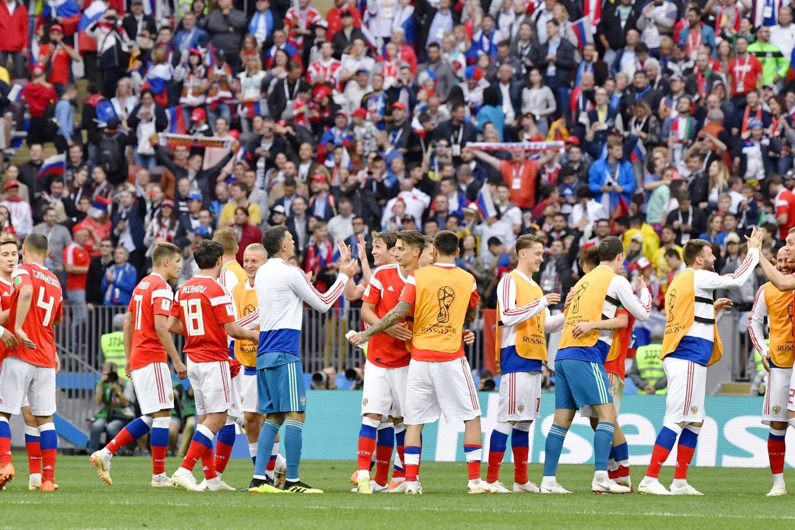 Die russische Mannschaft ist nach dem Sieg erleichtert, das Publikum jubelt.
