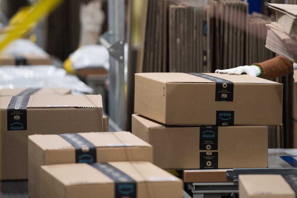 Pakete liegen von Versandhändler Amazon auf einem Transportband: Die Retouren-Flut bei Versandhändlern ist nicht nur ein Problem von Amazon.