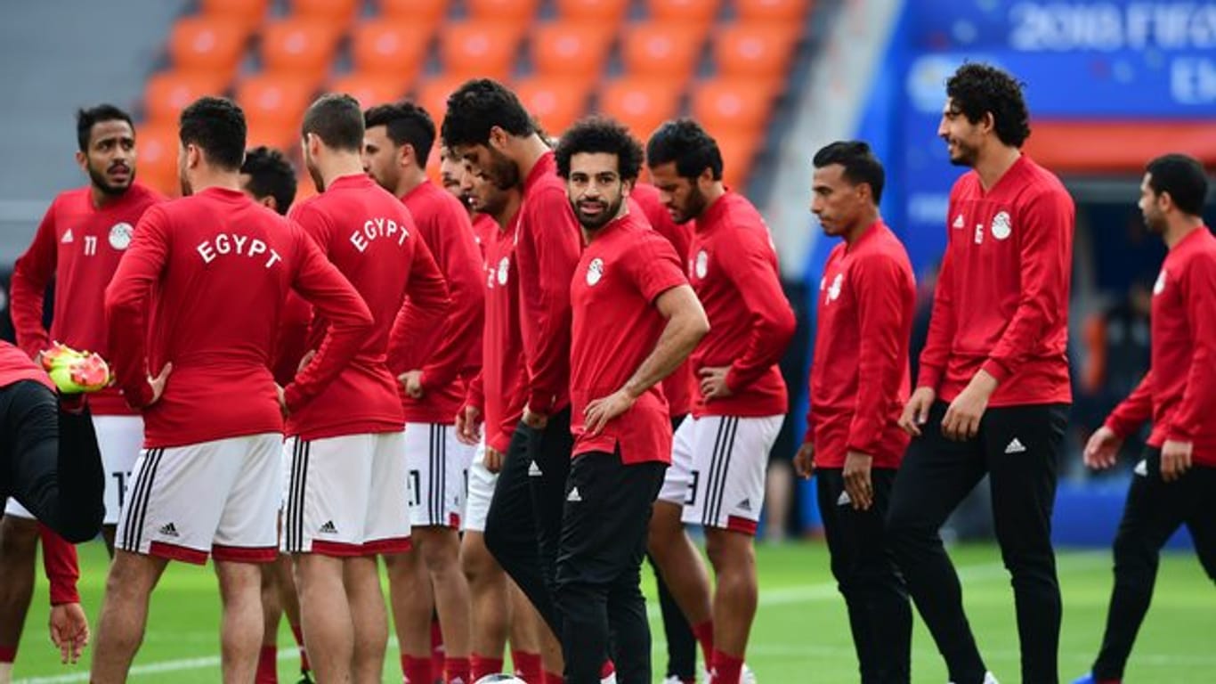 Ägyptens Stürmer Mohamed Salah (M) beim Training.