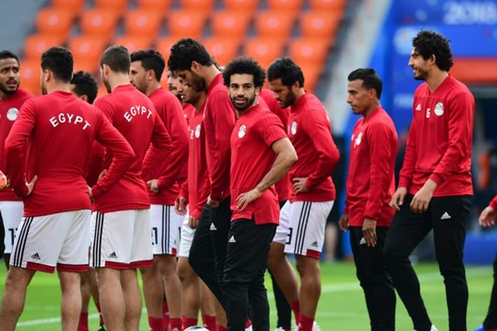 Ägyptens Stürmer Mohamed Salah (M) beim Training.