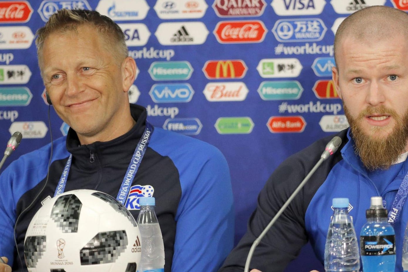 Entspannt und locker: Heimir Hallgrimsson (l.) hatte einen Spruch nach dem anderen auf Lager.