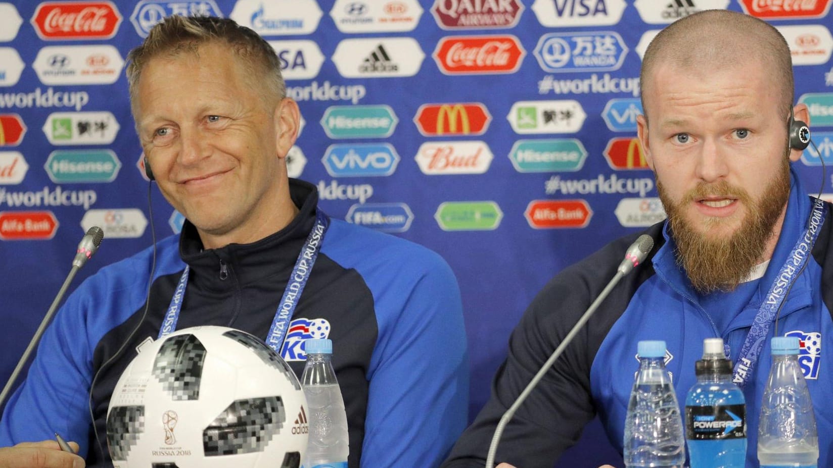 Entspannt und locker: Heimir Hallgrimsson (l.) hatte einen Spruch nach dem anderen auf Lager.