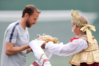 Englands Coach Gareth Southgate bekam ein Karawai gereicht, ein Leib Brot, der die Gastfreundschaft repräsentieren soll.